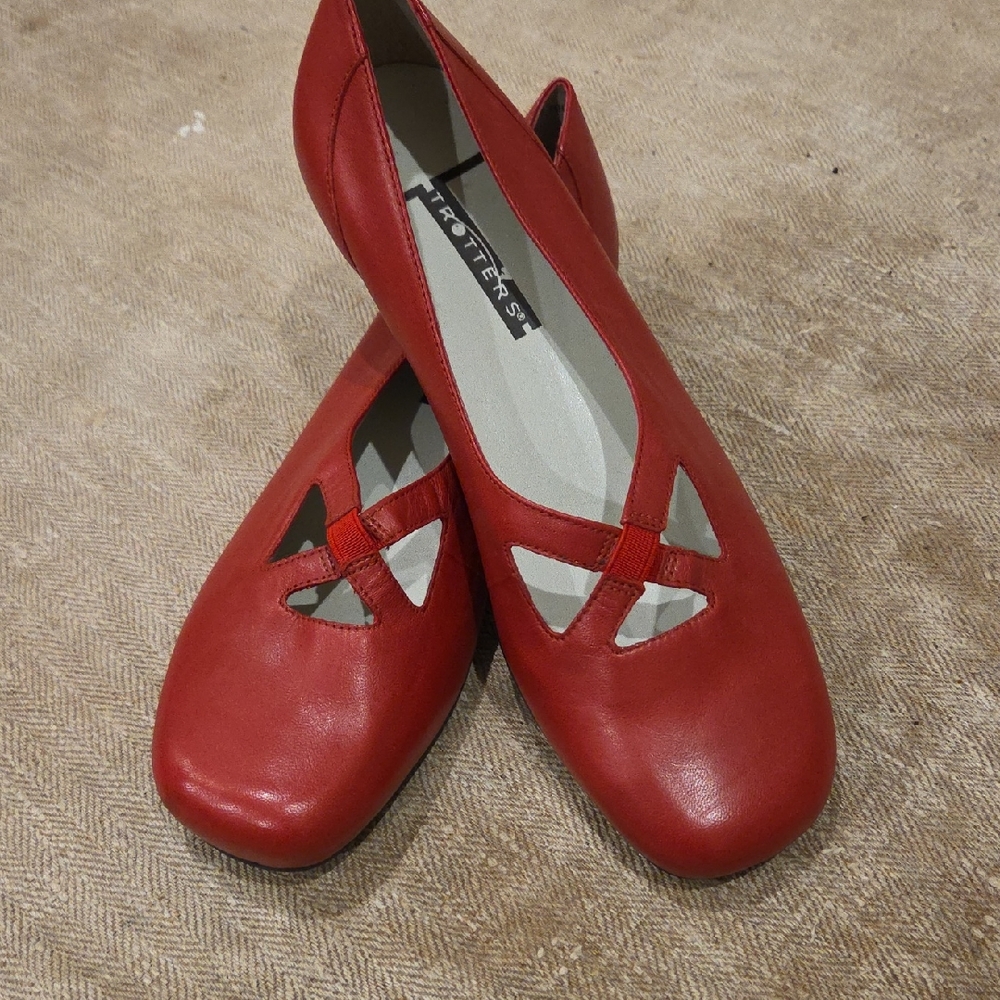 Trotters Red Women's Cutout Ballet Flats